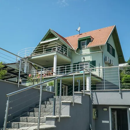 Fügefa Apartment Balatonalmádi